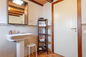 Hauzify I Casa Rourell的一间浴室