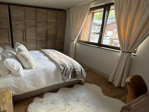 เตียงในห้องที่ Central 4 bedroom apartment with spa access