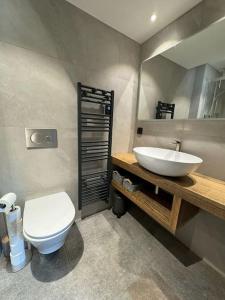 ห้องน้ำของ Central 4 bedroom apartment with spa access +29 ภาพ