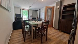 a kitchen and dining room with a table and chairs at Il Bucaneve in Mollia +5 photos
