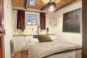 un dormitorio con una cama en una habitación en La Ferrandaise, en Chambon-sur-Lac