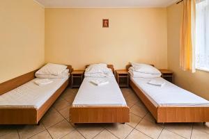 Posteľ alebo postele v izbe v ubytovaní Dom Pielgrzyma ARKA