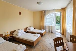 Posteľ alebo postele v izbe v ubytovaní Dom Pielgrzyma ARKA
