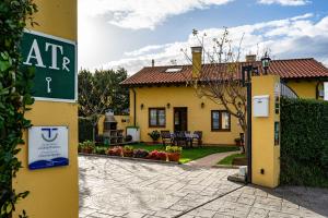 a yellow house with a sign in front of it at Apto Naranja - Casa el gaitero in Susacasa