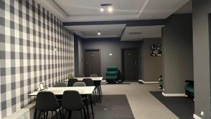 プワヴィにあるApartamenty Marciniakの建物内のテーブルと椅子のある待合室