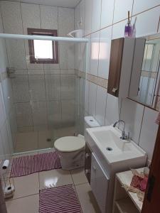 Bilik mandi di Chalé sonho meu do vale 01 +30 gambar