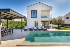 una villa con piscina y una casa en Villa Silvia by Villsy, en Nova Vas