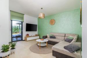 una sala de estar con un sofá y una mesa en Villa Silvia by Villsy, en Nova Vas