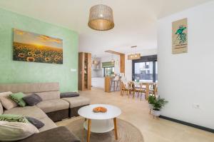 una sala de estar con un sofá y una mesa en Villa Silvia by Villsy, en Nova Vas