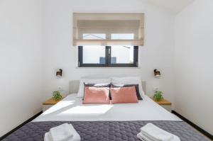 Un dormitorio con una gran cama blanca con dos almohadas. en Villa Silvia by Villsy, en Nova Vas 33 fotos más