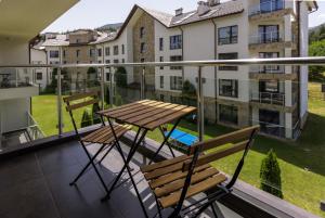 Bazén v ubytování Saint George Palace Aparthotel nebo v jeho okolí