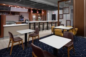 مطعم أو مكان آخر لتناول الطعام في Courtyard Cleveland University Circle