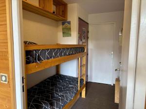 a bunk bed in a tiny house with a hallway at Enchanteur 2 pièces pour 4 pers. avec balcon, Alpe d'Huez - proche pistes et centre - FR-1-405-157 in L'Alpe-d'Huez