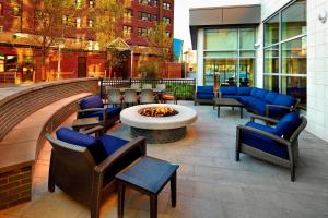 Courtyard Cleveland University Circle في كليفلاند: فناء مع كراسي ومدفأة في مبنى
