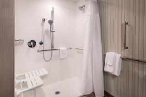 Bilik mandi di Courtyard by Marriott Pullman