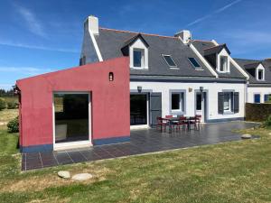 a large white house with a patio with tables at Maison neuve moderne, proche plage Herlin, 5 chambres, jardin, terrasse, classement 3*, tout confort. - FR-1-418-194 in Bangor