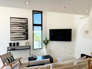 Μια τηλεόραση ή/και κέντρο ψυχαγωγίας στο VILLA ONEUM - Apartment SOL with privat POOL