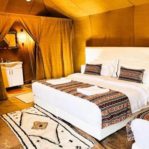 Postel nebo postele na pokoji v ubytování Fox Luxury Desert Camp