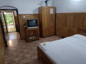 una camera con letto e TV su un tavolo di Trilan Cottages - Donnington Road a Kotagiri Altre 26 foto
