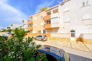 samochód zaparkowany przed budynkiem w obiekcie Apartment Dadi w Novalji