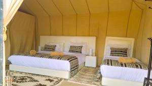 Postel nebo postele na pokoji v ubytování Fox Luxury Desert Camp