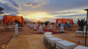 Východ nebo západ slunce při pohledu z luxury tent nebo okolí