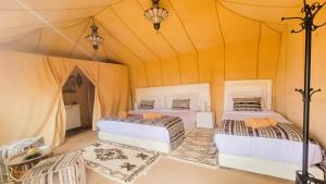 Postel nebo postele na pokoji v ubytování Fox Luxury Desert Camp