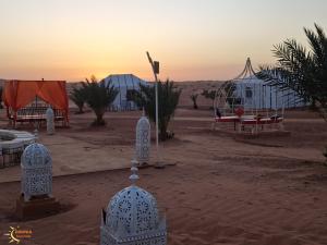 Východ nebo západ slunce při pohledu z luxury tent nebo okolí