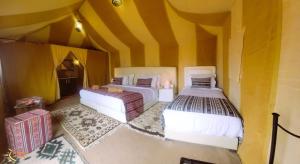 Postel nebo postele na pokoji v ubytování Fox Luxury Desert Camp