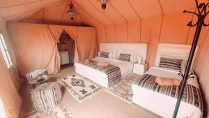 Postel nebo postele na pokoji v ubytování Fox Luxury Desert Camp