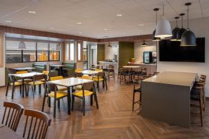 a restaurant with tables and chairs and a bar at Fairfield by Marriott Inn & Suites Southaven Snowden Grove in Southaven