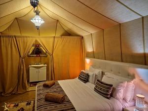 Postel nebo postele na pokoji v ubytování Fox Luxury Desert Camp