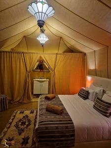 Postel nebo postele na pokoji v ubytování Fox Luxury Desert Camp