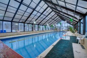 una grande piscina con soffitto in vetro di Colonial Motel and Spa a Brattleboro