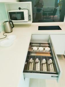 Η κουζίνα ή μικρή κουζίνα στο 28th 2BR1B Straits Garden Suites Georgetown Penang +15 φωτογραφίες