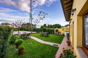 Blick vom Haus in den Garten in der Unterkunft Apto Rosa - Casa el gaitero in Susacasa