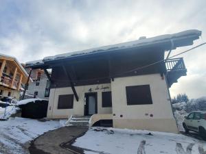 a building with a snow covered roof on it at Appartement rénové 2 chambres, proche centre Megève, lumineux, parking, animaux acceptés - FR-1-453-296 in Megève