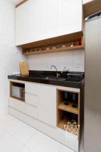 Nhà bếp/bếp nhỏ tại Estúdio Aconchegante Com Vista para Piscina