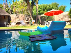 una piscina con una balsa y una sombrilla en Budget Haven Durbanville, en Ciudad del Cabo 7 fotos más