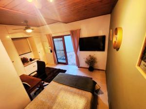 pequeña sala de estar con mesa y cocina en Budget Haven Durbanville, en Ciudad del Cabo