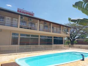 un hotel con piscina frente a un edificio en Leme Plaza Hotel, en Leme