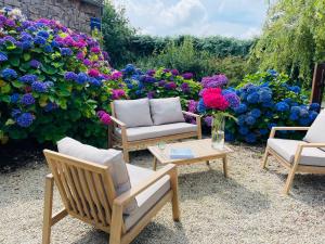 a group of chairs and a table and flowers at Traou ar Vilin in Pleumeur-Bodou +36 photos
