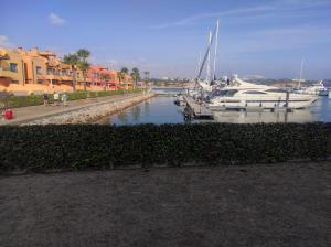 un grupo de barcos atracados en un puerto deportivo con edificios en Luxury Apartment, Marina, Beach & Pool II, en Portimão