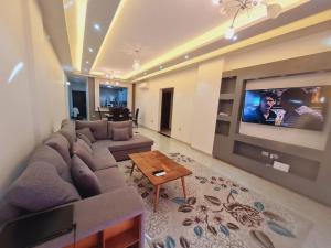 TV/trung tâm giải trí tại Supreme City Stay in Midtown Compound AUC Avenue