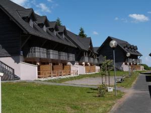 Un gran edificio con muchos caballos de madera. en SUPER BESSE station LE GITE BESSARD 2 quartier bois de la reine 5 couchages, en Vassivière