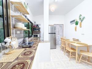 Kuchyň nebo kuchyňský kout v ubytování Sea Dreamer Ao Yon Beach House