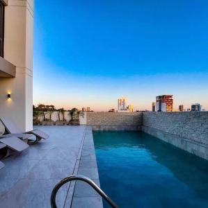 ein Schwimmbad auf dem Dach eines Gebäudes in der Unterkunft cómodo departamento bien ubicado in Hamacas