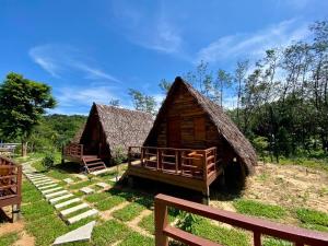 a couple of small buildings with grass roofs at Phu Aunna in Ko Phayam