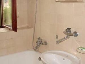ein Badezimmer mit Waschbecken und Badewanne in der Unterkunft Apartment Marin in Tisno