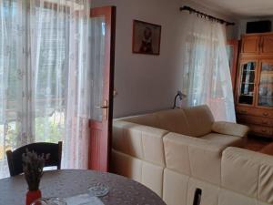 ein Wohnzimmer mit einer Couch und einem Tisch in der Unterkunft Apartment Marin in Tisno